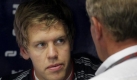 Sebastian Vettel (l) bespricht seine Performance mit Helmut Marko von Red Bull Racing. Im zweiten Freien Training überflügelte der Heppenheimer die Konkurrenz und fuhr die schnellste Runde in Singapur. Foto: dpa