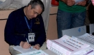 Der portugiesische EU-Wahlbeobachter Jose Ribeiro e Castro prft die Wahlunterlagen. Foto: dpa