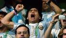 Fussball-WM 2006 in Leipzig: Maradona feuert seine Argentinier im Spiel gegen Mexiko an. Von 2008 bis 2010 stand er der «Albiceleste» selbst als Trainer vor.   Foto: ddp