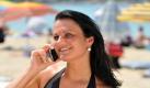 Schön wär's: Im Urlaub endlos am Strand telefonieren, ohne an die Kosten zu denken. Mit Internet-Telefonie kann man zumindest Roaming-Gebühren sparen. (Bild: Seeger/dpa/tmn) Foto: dpa