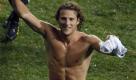 Inter Mailand kann seinen neuen Stürmerstar Diego Forlan erst im Januar in der Champions League einsetzen. Der Uruguayer hatte im Sommer in der Qualifikation für seinen alten Verein Atletico Madrid gespielt. Das Reglement der Europäischen Fußball-Union untersagt in solchen Fällen den Einsatz von Fußballern in einem neuen Verein. Beim italienischen Top-Club scheint das jedoch niemand bemerkt zu haben. Inter habe sich damit blamiert, schrieb die Gazzetta dello Sport. Vereinspräsident Massimo Moratti sei sehr wütend. Foto: dapd
