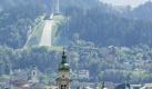 ber den Dchern von Innsbruck ist die Sprungschanze auf dem Bergisel zu sehen. Foto: dpa