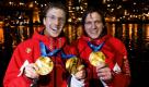 Der Schweizer Skispringer und zweifache Goldmedaillengewinner Simon Ammann (links) und der Schweizer Goldmedaillengewinner im Freestyle Cross, Michael Schmid, vor dem Haus der Schweiz in Vancouver. Foto: dpa