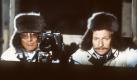 Baby Schimmerlos (Franz Xaver Kroetz, rechts) ist Klatschreporter in der Münchner Schickimicki-Szene, Herbie (Dieter Hildebrandt) Fotograf. Im tief verschneiten Wald wollen sie eine Geschichte recherchieren, die den reichsten Mann der Republik ins Zwielicht und ihnen das große Geld bringen soll. Foto: ZDF/WDR