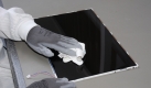 Zunächst erfolgt eine gründliche Reinigung. Für Fingerabdrücke und Staub genügt ein spezielles TFT-Mikrofasertuch; hartnäckigere Rückstände werden mit Lösungsmitteln und feinen Reinraumtüchern entfernt. Foto: TDComponents