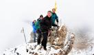 Die Bundesministerin für Bildung und Forschung, Annette Schavan, besteigt die Zugspitze oberhalb von Garmisch-Partenkirchen. Schavan besucht die Region auf Einladung des CSU-Generalsekretärs Alexander Dobrindt (rechts) und informiert sich am Nachmittag auch noch über die Forschungseinrichtung Schneefernerhaus oberhalb des Zugspitz-Gletschers. Foto: dpa