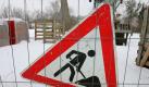 Keine Arbeit wegen schlechten Wetters: Arbeitgeberpräsident Hundt kritisiert, dass die Bundesregierung die Regelung für das erweiterte Kurzarbeitergeld zum Jahresende auslaufen lässt. Foto: Bernd Wüstneck Foto: dpa