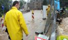 Anwohner laufenin Chemnitz ueber die vom Hochwasser des Flusses Chemnitz überflutete Bundesstrasse 95. Das  Landeshochwasserzentrum Sachsen warnt vor rasant steigenden Flusspegeln. Besonders betroffen seien die Flussgebiete der Mulde und die Lausitzer Neisse mit ihren Nebenfluessen. Foto: ddp