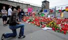 Der Erfinder der Loveparade, Dr. Motte, kniet in Duisburg bei einem Besuch an der Unglücksstelle der Loveparade vor den abgestellten Trauerbekundungen nieder. Loveparade-Veranstalter Rainer Schaller will sich der eigenen Verantwortung an der Katastrophe von Duisburg mit 21 Toten und mehr als 500 Verletzten stellen. Für mich ist erst einmal wichtig, aufzuklären, wer welche Verantwortung trägt. Und welche Verantwortung wir dabei haben, sagte Schaller.
 Foto: ddp
