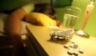 ILLUSTRATION - Ein Jugendlicher liegt am 24.06.2010 in Leichlingen in seinem Bett, auf dem Nachtisch liegen Schlaftabletten. Rund 10 000 Menschen töten sich in Deutschland im Jahr selbst - die Einwohnerzahl einer Kleinstadt. Erschreckend: Viele junge Leute begehen Selbstmord oder versuchen es. Suizid ist bei Jugendlichen die zweithäufigste Todesursache. Laut Statistischem Bundesamt sind nach den jüngsten Zahlen (2008) 9451 Menschen freiwillig aus dem Leben geschieden. Foto: Oliver Berg dpa/lnw (zu dpa-KORR: ' Jugendliche töten sich selbst - Versagen und Verlassensein' vom 13.07.2010) +++(c) dpa - Bildfunk+++ Foto: dpa