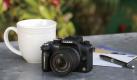 Die Lumix G10 vonPanasonic ist eine der günstigeren Systemkameras: Im Online-Shop gibt es sie schon ab etwa 400 Euro inklusive Versandkosten. Sie hat ein Drei-Zoll-Display und einen Zwölf-Megapixel-Sensor. Foto: Panasonic