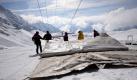 Arbeiter decken auf der Zugspitze bei Garmisch-Partenkirchen den Gletscher ab. Zum Schutz vor Sonne und Regen wird der Gletscher auf der 2962 Meter hohen Zugspitze verpackt.  Foto: dpa