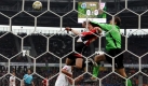 Stuttgarts Torwart Jens Lehmann klärt vor dem Hannoveraner Jan Rosenthal. Die nächste knappe und etwas unverdiente Niederlage konnte der Keeper aber nicht verhindern. Foto: dpa