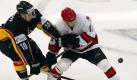 Der deutsche Eishockey-Nationalspieler Christian Ehrhoff (l) spielt am Mittwochabend (06.11.2002) in der Kölnarena gegen Steve Kariya (r) aus Kanada. In ihrem 1000. Länderspiel steht die DEB-Auswahl Kanada gegenüber und liegt nach dem ersten Drittel 0:1 zurück. dpa/lnw
 Foto: dpa