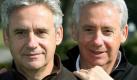 Die Zwillinge Helmut (l) und Erwin Kremers stehen nebeneinander bei einem Fototermin in Essen (Archivfoto vom 15.03.2006). Der eine war Europameister, der andere Kurzzeit-Präsident «auf Schalke» und Weltmeister - doch gemeinsam bildeten die Zwillinge Helmut und Erwin Kremers nicht nur auf dem Fußball-Platz ein unzertrennliches Duo. Die Brüder, die in den 70er Jahren nach dem Bundesliga-Skandal den «Mythos Schalke» neu aufleben ließen, feiern am (heutigen) Dienstag ihren 60. Geburtstag.
 Foto: dpa