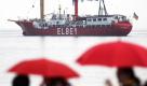 Maedchen mit roten Regenschirmen stehen am Sonntag (04.09.11) vor dem Feuerschiff 'Elbe 1', das vor der Grimmershoernbucht an der Elbmuendung in Cuxhaven auf Reede liegt. Trotz warmer Luft sorgen Regenfronten bei den letzten Urlaubern an der Nordsee fuer wenig Begeisterung. Foto: Focke Strangmann/dapd Foto: dapd