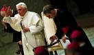 Papst Benedikt XVI. erteilt seinen Segen bei der wöchentlichen Generalaudienz im Vatikan. Foto: ap