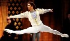 Vladim Shishov tanzt als Prinz Siegfried in Dresden während der Generalprobe zum Ballett Schwanensee. Die Musik schrieb Peter Tschaikowsky, die Choreographie schuf Aaron S. Watkin, die Sächsische Staatskapelle spielt unter David Coleman. Foto: ap