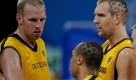 Und Nowitzki steckte mit seinem Olympia-Enthusiasmus auch die anderen deutschen Nationalspieler - hier Demond Greene (r.) - an. Nowitzkis NBA-Kollege Chris Kaman (l., ebenfalls 2,13 Meter) war fr das Rasieren zustndig. Gut gemacht, Groer. Foto: dpa