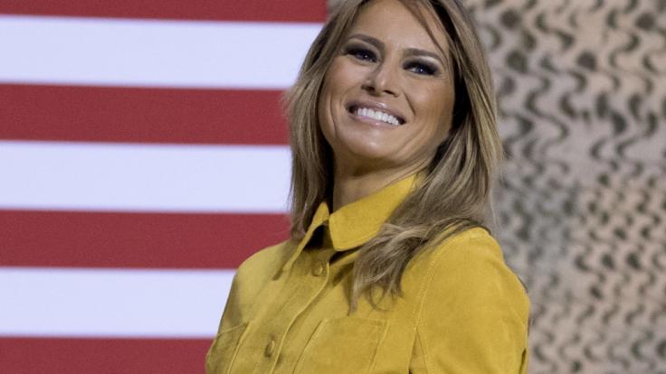 Melania Trump strahlt bei einem öffentlichen Auftritt.
