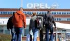 Mitarbeiter gehen zum Schichtwechsel durch den Personaleingang zum Opel Werk in Bochum. Foto: Caroline Seidel/Archiv Foto: dpa