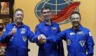 US-Austronaut Michael Fossum, Kosmonaut Sergey Volkov aus Russland und Astronaut Satoshi Furukawa aus Japan, Besatzungsmitglieder der Mission zur Internationalen Raumstation ISS, zeigen sich nach einer Pressekonferenz im Baikonur-Kosmodrom in Kasachstan den Journalisten. Geplanter Start der Mission in die Weiten des Weltalls ist am Mittwoch.  Foto: dapd