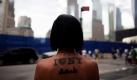 9/11: Mit einer tätowierten Hommage an New York steht ein Mädchen vor dem Ground Zero in Manhattan. Am 11. September 2001 flogen zwei Passagierflugzeuge in das World Trade Center. Die Türme stürzten ein, das Land stand unter Schock. Der Terroranschlag des Netzwerkes al-Qaida auf das Symbol Amerikas markierte eine Zeitenwende. Dieses Jahr jährt sich der Anschlag zum zehnten Mal. Foto: dapd