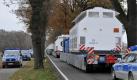 Die auf Lkw verladenen Castor-Behaelter fahren am Dienstag (09.11.10) mit Polizeibegleitung aus dem Verladebahnhof in Dannenberg. Der Castor-Transport mit 123 Tonnen hochradioaktivem Atomabfall ist auf die letzte Etappe gegangen: Um 08.35 Uhr verliess der erste von elf Tiefladern den Verladebahnhof im niedersaechsischen Dannenberg, um die letzten 20 Kilometer bis zum Atommuell-Zwischenlager Gorleben auf der Strasse zurueckzulegen. (zu dapd-Text) Foto: Joern Haufe/dapd Foto: ap
