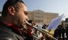 Blasmusik vor dem Parlament in Athen: Durch einen EU-Wirtschaftsplan sollen in den kommenden Jahren 125 000 Arbeitsplätze in Griechenland entstehen. Foto: Simela Pantzartzi/Archiv Foto: dpa