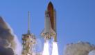 Mit brennenden Antriebsraketen hüllt die Raumfähre Atlantis bei ihrem Start die Startrampe 39A auf dem Kennedy Space Center in Cape Canaveral im Bundesstaat Florida in Rauch und Dampf (Foto vom 09.06.2007). 34000 Hektar Sumpfland umgeben den Weltraumbahnhof auf Merrit Island. Etwa 5000 Alligatoren teilen sich das 'Merrit Island National Wildlife Refuge' mit den Raketen und Raumschiffen der NASA. In monatelanger Arbeit werden die Raumfähren in der sogenannten Orbiter Processing Facility (OPF), einer gigantischen Werkstatt, für den Start vorbereitet.
 Foto: dpa