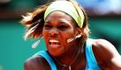 Die US-Amerikanerin Serena Williams spielt mit aller Kraft den Ball bei den French Open in Paris zurück an ihre australische Gegenspielerin Samantha Stosur. Stosur schlug die Weltranglisten-Erste mit 2:6, 7:6 und 8:6. Foto: ap