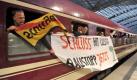 Auf Transparenten haben die Protestler unter anderem Kanzlerin Merkel und Baden-Württembergs Ministerpräsident Mappus abgebildet. Ihr versteht ja nicht mal Bahnhof, ist darauf zu lesen. Einige Demonstranten wollen sich in Berlin auch mit Bundestagsabgeordneten treffen. Foto: dpa