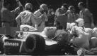 Ayrton Senna raste beim Großen Preis von von San Marino in Imola in der Tamburello-Kurve in die Streckenbegrenzungsmauer. Eine Strebe der Radaufhängung borte sich in Sennas Helm. Im Training am Vortag war Roland Ratzenberger bereits tödlich verunglückt. Foto: dpa