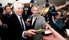 Der peruanische Schriftsteller und Literaturnobelpreisträger von 2010, Mario Vargas Llosa, verteilte heute in Wien Gratis-Exemplare seines Buchs Der Geschichtenerzähler. Anlass ist das zehnjährige Jubiläum der Aktion «Eine Stadt. Ein Buch». Foto: dapd