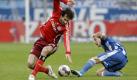 Beim Hamburger SV machte kein Youngster, sondern ein schon etwas betagterer Herr den Unterschied. Nach einem unauffälligen Spiel spitzelte Ruud van Nistelrooy, hier gegen Bochums Lewis Holtby, den Ball zwei Minuten vor Schluss an den Fuß von VfL-Abwehrspieler Andreas Johansson: Tor, 2:1-Sieg für den HSV. Foto: dpa