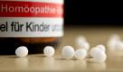 Die Behandlung mit den kleinen Kügelchen ist für Laien allein oft zu kompliziert. Denn: Es gibt zahlreiche Mittel, die auf die Persönlichkeit und nicht nur auf das Krankheitsbild abgestimmt werden. Die Homöopathie arbeitet nach dem Prinzip Ähnliches mit Ähnlichem bekämpfen. Das gilt sowohl für körperliche als auch für seelische Leiden. Foto: ddp