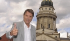 Der Sänger Udo Jürgens posiert am Freitag (04.09.2009) auf dem Gendarmenmarkt in Berlin vor der Kulisse des Französischen Doms. Der Entertainer ist derzeit mit seiner Tour 'einfach ich' in Deutschland unterwegs und am 21. November 2009 zu Gast in der O2 World in Berlin. Foto: dpa