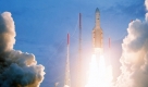 Die Rakete Ariane V beim Start in Kourou, Französisch-Guyana in Südamerika. Die Rakete bringt zwei Satelliten in den Weltraum, die zur Fernsehübertragung genutzt werden. Foto: ap