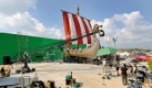 17,5 Meter lang, 5,5 Meter breit, 100 Quadratmeter Segel, historisch ungenau: Das Filmschiff ist eine perfekte Kopie des Schiffes aus der Zeichentrickserie. Den 13 Tonnen-Koloss gab es gleich in zwei Ausführungen: Einmal für die Dreharbeiten auf dem Walchensee und eine hochseetaugliche Version für die Gewässer rund um Malta. Foto: Constantin Film