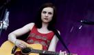 Amy Macdonald startet Deutschland-Tour in Hamburg
Vorspann: 	
Text: 	

Hamburg (dpa) - Sängerin und Songwriterin Amy Macdonald hat am Sonntagabend in Hamburg ihre Deutschland-Tour eröffnet. In der O2-World präsentierte die Schottin vor 6000 Zuschauern neben Songs ihres aktuellen Albums «A Curious Thing» auch viele ältere Hits, darunter «Poison Prince» und «Mr. Rock & Roll».

«Wenn mir jemand vor zwei Jahren gesagt hätte, dass ich bald auf dieser Bühne spielen würde, hätte ich ihm gesagt, er solle aufhören zu spinnen», begrüßte die Sängerin ihre Fans.

Authentisch, schnörkellos und stimmlich brillant gaben die 23-Jährige und ihre Band 90 Minuten ihr Bestes - doch Tonprobleme sorgten zeitweise für Verärgerung unter den Zuschauern. Gegen Ende besserte sich die Tonqualität merklich. Davon profitierte besonders die als Zugabe präsentierte ruhigere und kürzere Version von Bruce Springsteens «Born to Run», die Macdonald solo auf der Akustikgitarre präsentierte.

Amy Macdonald hatte Anfang des Jahres ihr zweites Album veröffentlicht und bewiesen, dass sie keine Eintagsfliege ist. Der internationale Durchbruch war ihr 2007 mit der Single und dem gleichnamigen Album «This Is The Life» gelungen. Bis Mitte November gibt sie im Rahmen ihrer «European Arena Tour 2010» insgesamt sieben Konzerte in Deutschland, unter anderem noch in Berlin, München und Düsseldorf.
Ressort: 	Medien
Schlagworte: 	Musik/ Foto: dpa