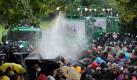 Das harte Vorgehen der Polizei wird im Nachhinein stark kritisiert. Stuttgarts Polizeipräsident Stumpf hingegen verteidigt den Einsatz von Wasserwerfern, Schlagstöcken und Pfefferspray bei der Demonstration. Foto: dpa