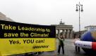 Aktivisten der Umweltschutzorganisation Greenpeace demonstrieren in Berlin anlässlich des zweiten Petersberger Klimadialoges vor dem Brandenburger Tor mit einem Protestplakat. Internationale Delegationen treffen sich am Sonntag beim Klimadialog, um den Weltklimagipfel im suedafrikanischen Durban im November vorzubereiten.
 Foto: dapd