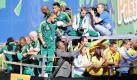 Das Team der Bafana Bafana wird bei einer Parade in Johannesburg gefeiert. Foto: dpa