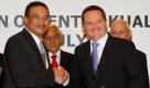 Der malaysische Innenminister Hishammuddin Hussein, links, schüttelt die Hand des australischen Ministers für Einwanderung Chris Bowen während einer feierlichen Vertragsunterzeichnung in Kuala Lumpur, Malaysia. In einer umstrittenen Strategie der Abschreckung sollen Asylbewerber aus Malaysia mit lebensgefährlichen Bootsfahrten nach Australien umgesiedelt werden.  Foto: dapd