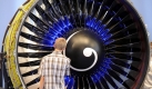 Ein Besucher schaut sich in Hannover auf der IdeenExpo 2009 ein Triebwerk eines Airbus A300 an. Foto: ddp