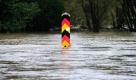 Ein Grenzpfeiler am Ufer der Neiße im südostbrandenburgischen Klein Bademeusel steht im Hochwasser des deutsch-polnischen Grenzflusses. Die Hochwasserlage im Süden Brandenburgs spitzt sich weiter zu.  Foto: dpa