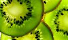 Mit einer großen Kiwi kann der tägliche Bedarf an Vitamin C bereits gedeckt werden. 100 Gramm Fruchtfleisch enthalten rund 80 Milligramm Ascorbinsäure. Außerdem enthalten Kiwis die Mineralstoffe Kalium, Calcium, Phosphor, Magnesium und Eisen. Foto: news.de