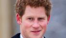 Der britische Prinz Harry lächelt in Berlin vor dem Brandenburger Tor (Archivfoto vom 19.12.10). Prinz Harry (26), Nummer drei der britischen Thronfolge, dementiert das Gerücht um eine Affäre mit Pippa Middleton, der jüngeren Schwester seiner Schwägerin, Herzogin Catherine. Foto: dapd