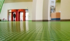 Die Staatsgalerie Stuttgart sucht für die Erneuerung des Fußbodens nach «Noppenpaten». Nachdem in den vergangenen 27 Jahren rund zwölf Millionen Besucher über den quietschgrünen Kautschuk-Noppenfußboden gelaufen sind, muss dieser 2013 ausgetauscht werden. Wer will, kann bis Mitte Januar 2012 für mindestens 50 Euro eine etwa ein Quadratmeter große Platte kaufen, der Staatsgalerie stiften und wird zum Dank auf einer Stifter-Tafel im Foyer namentlich erwähnt. Foto: dpa