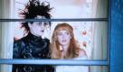 Edward mit den Scherenhänden (1990) ist ein Fantasy-Märchen mit Schnulzenfaktor. Denn Edward (Johnny Depp) ist zwar ein künstlich geschaffener Mensch, hat aber dennoch Gefühle, die von Kim (Winona Ryader) bald erwidert werden. Weil Edward damit nicht umzugehen weiß und seine Hilflosigkeit falsch interpretiert wird, wird er von den Nachbarn, denen er gestern noch die Haare schnitt, bald gejagt. Foto: ddp images